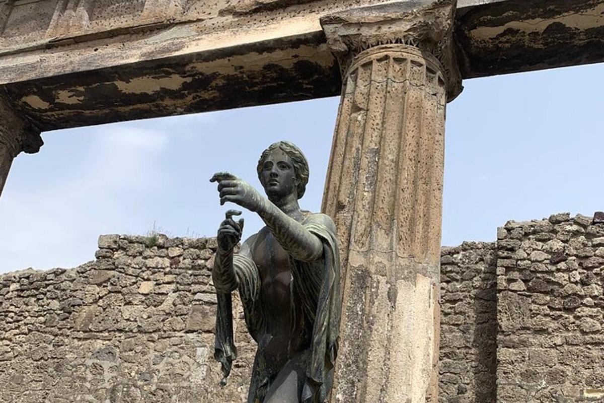 una statua di un uomo in piedi davanti a un edificio