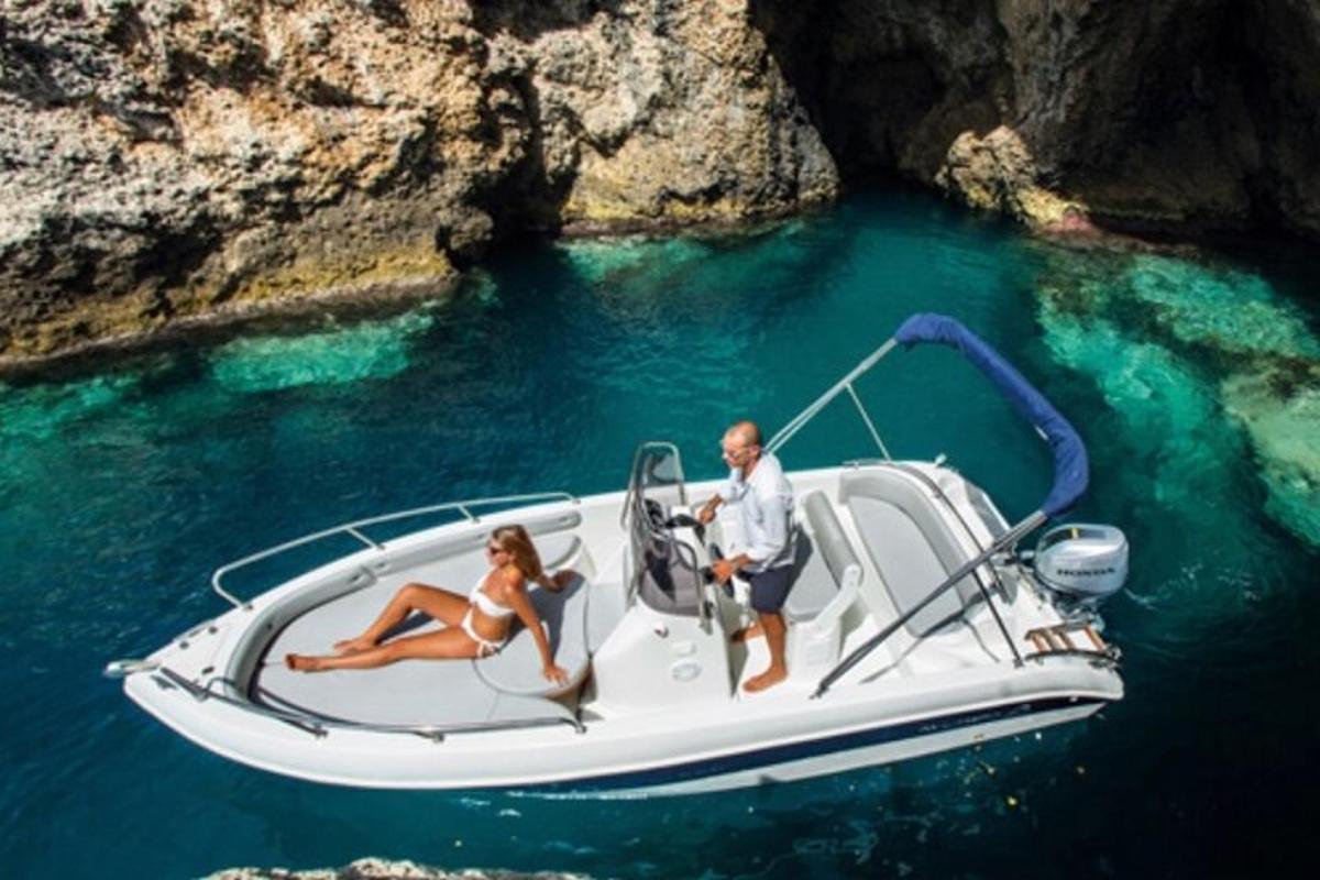 un uomo e una donna seduti su una barca in acqua