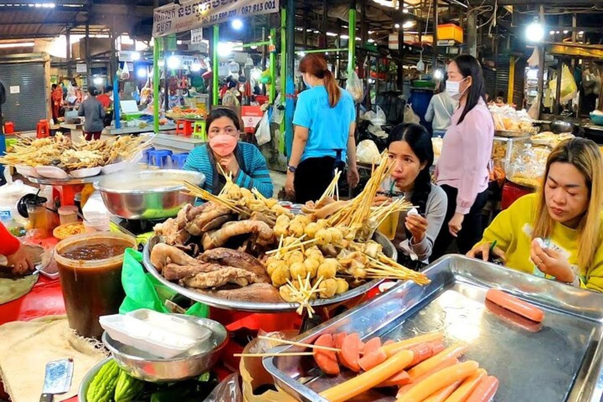 un gruppo di persone che mangiano cibo al mercato