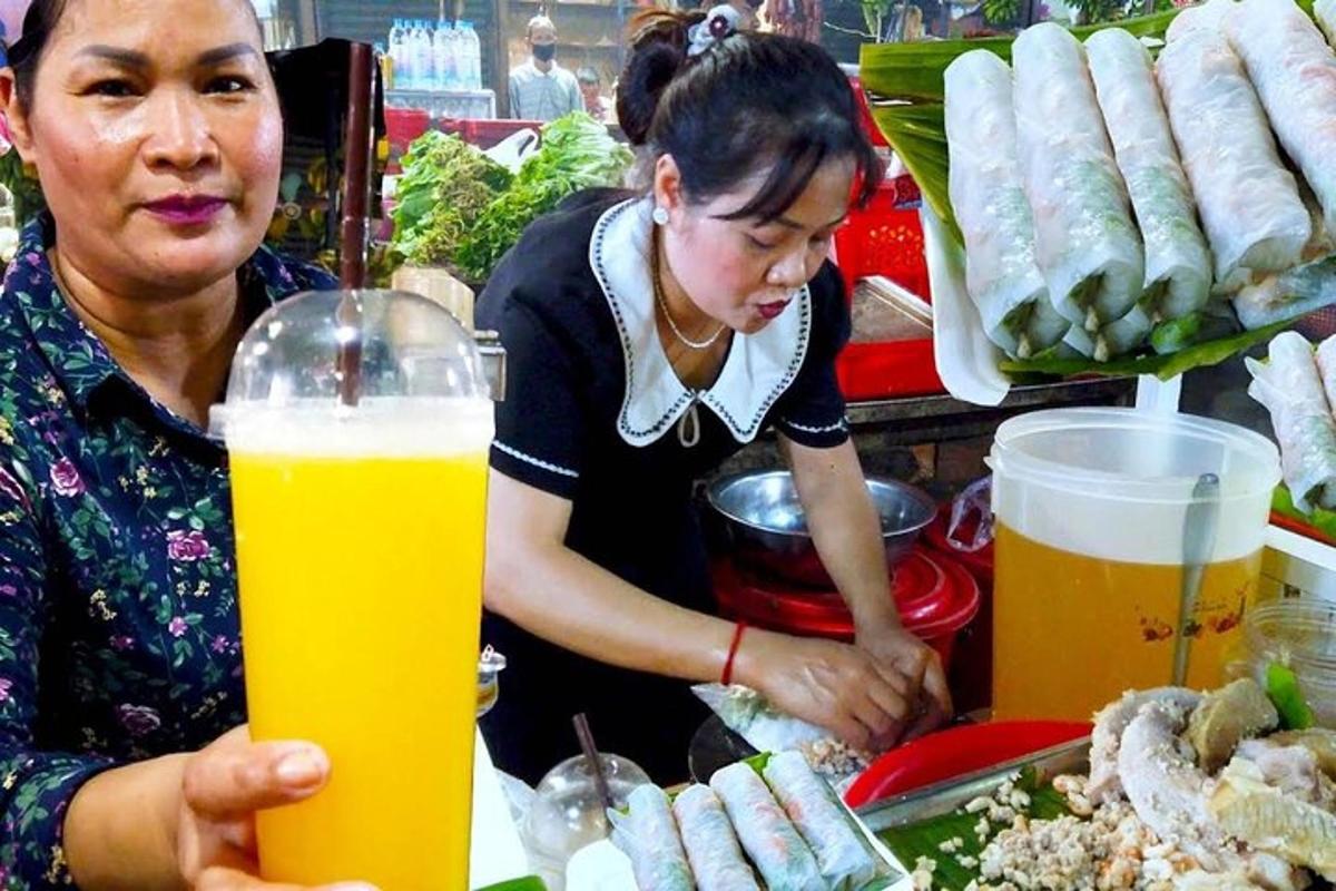 seorang wanita duduk di meja dengan segelas bir