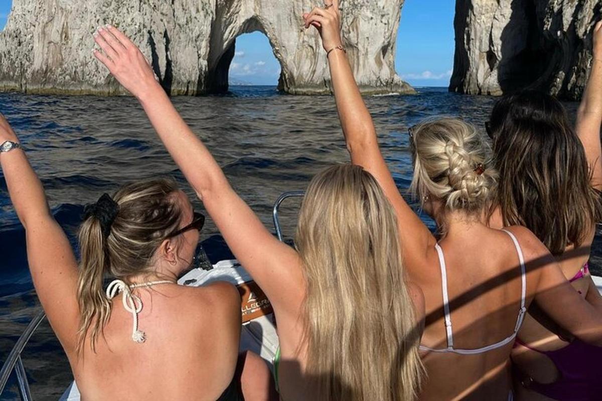 un gruppo di ragazze su una barca in acqua