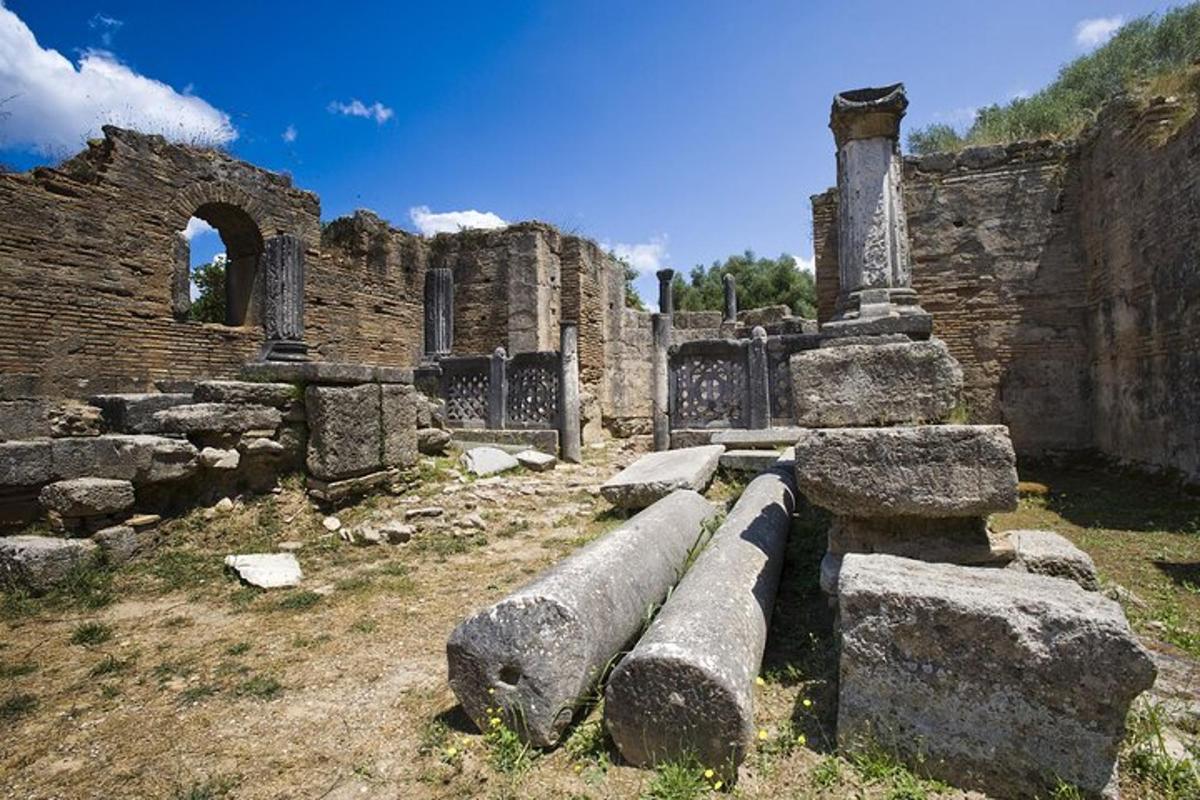 an old building with a bunch of ruins