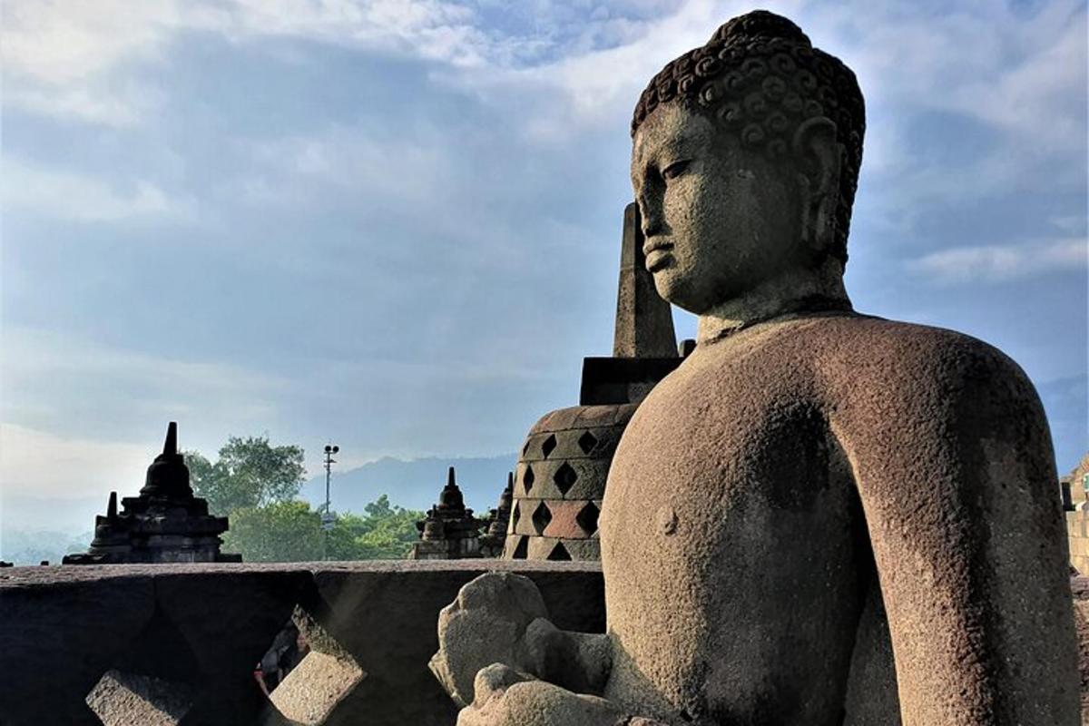 una estatua de una estatua de una persona