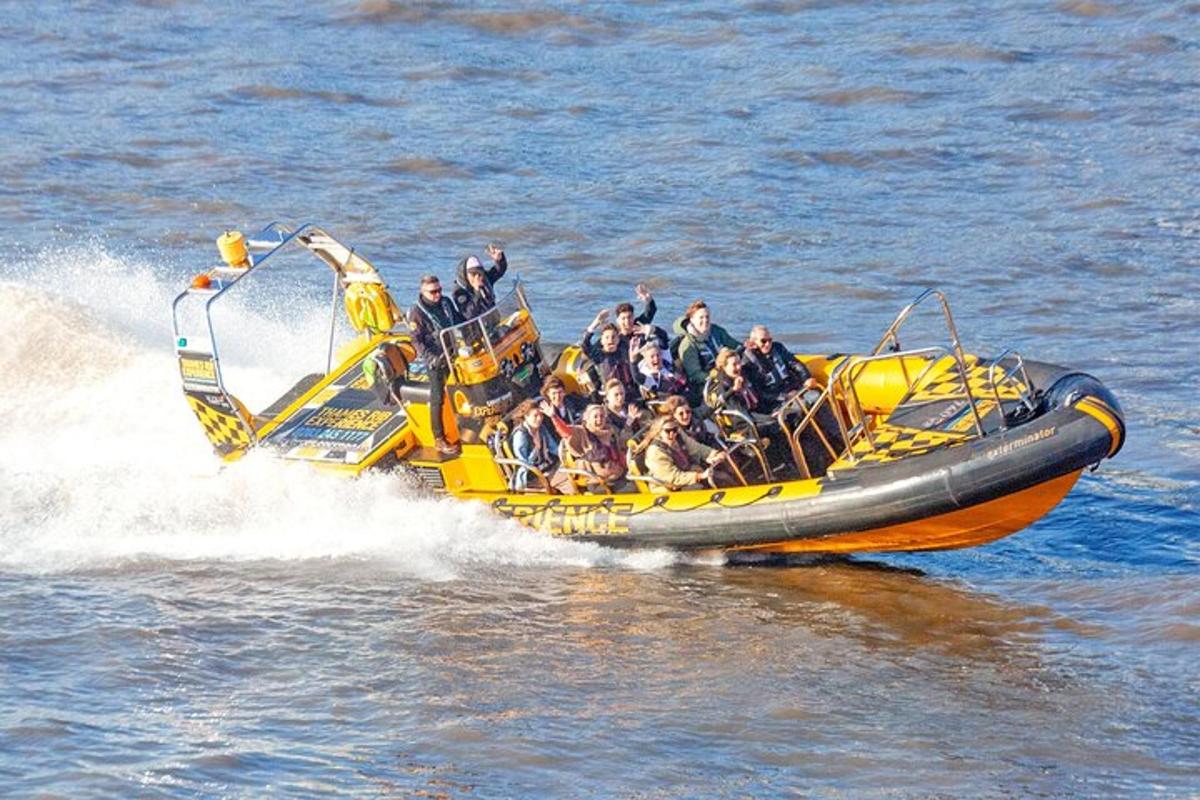 en gruppe mennesker på en flåte i vannet