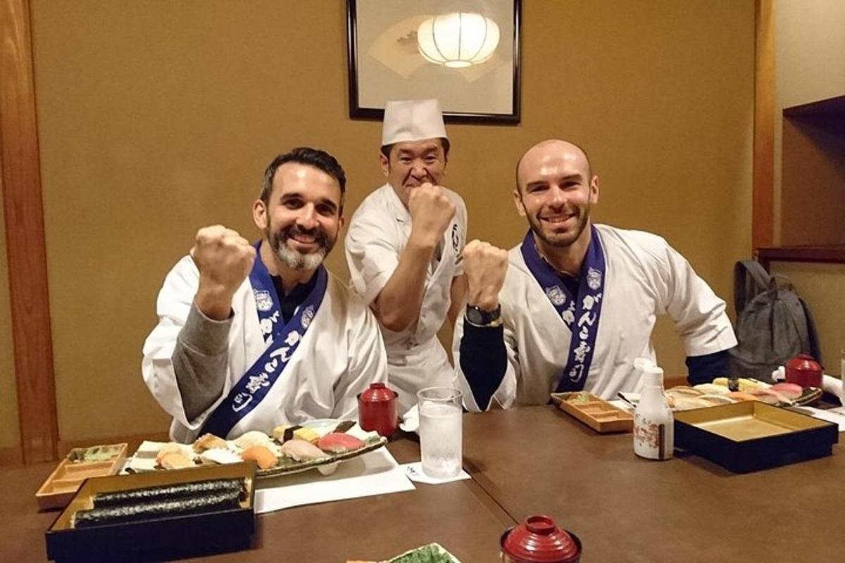 un gruppo di tre chef seduti a un tavolo