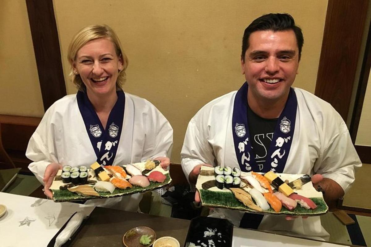 muž a žena držící talíře sushi