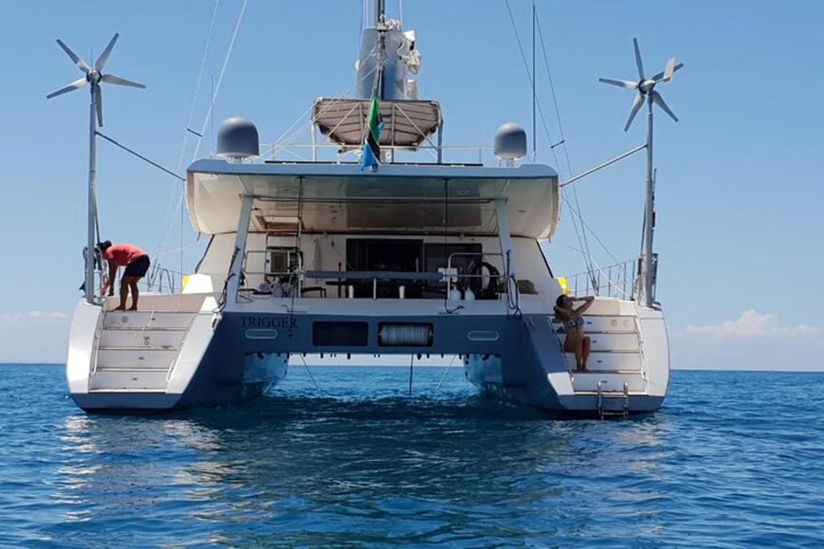 una barca in acqua con due turbine sopra