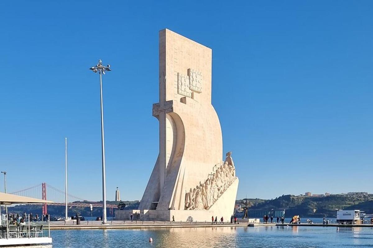 velký monument ve vodě vedle mostu