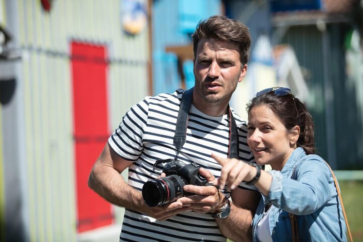 uma mulher tirando uma foto de um homem com uma câmera