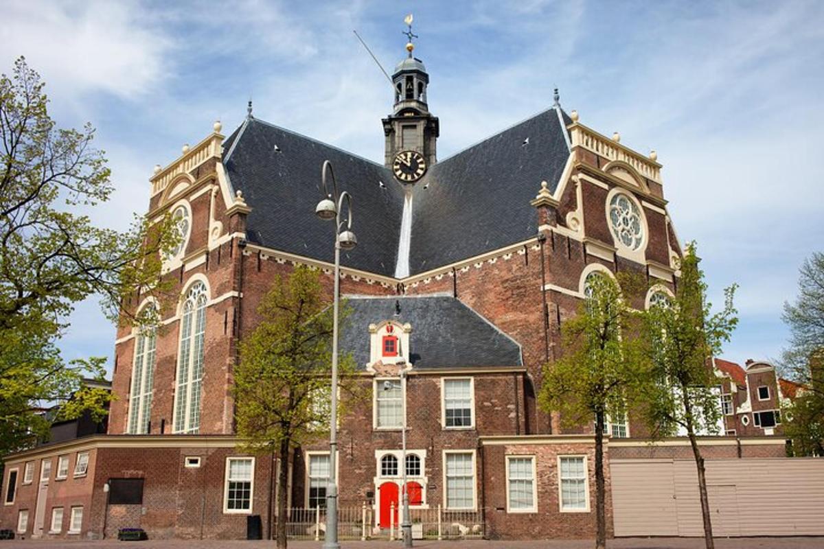 um grande edifício de tijolos com uma torre de relógio