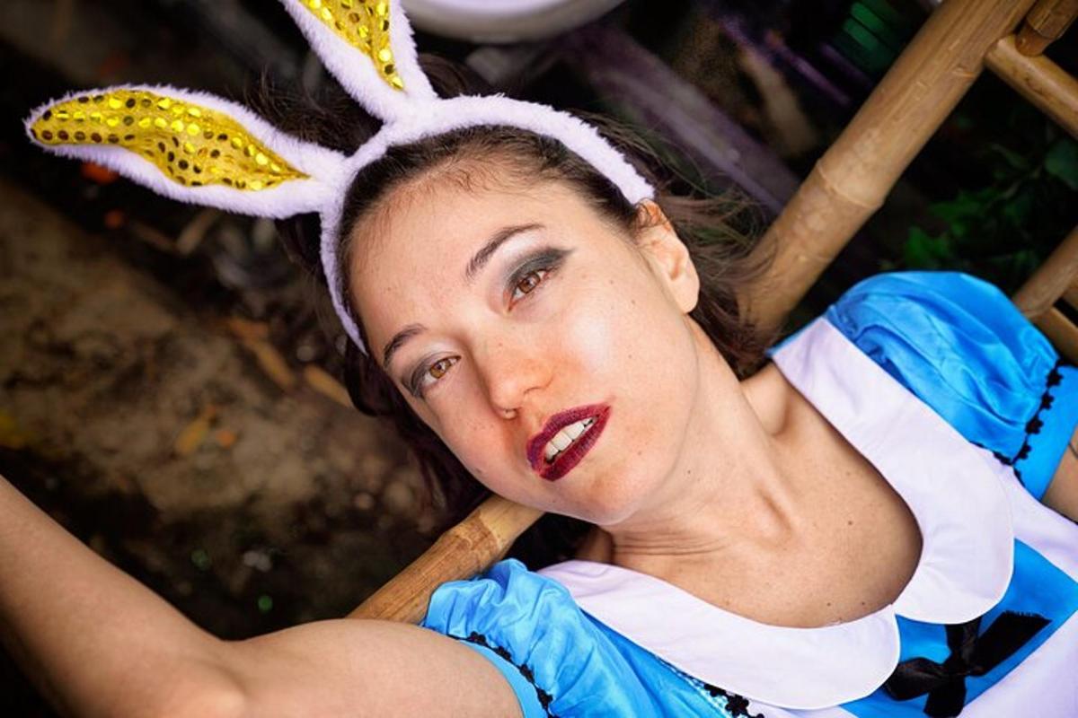 uma mulher fantasiada com um taco de beisebol