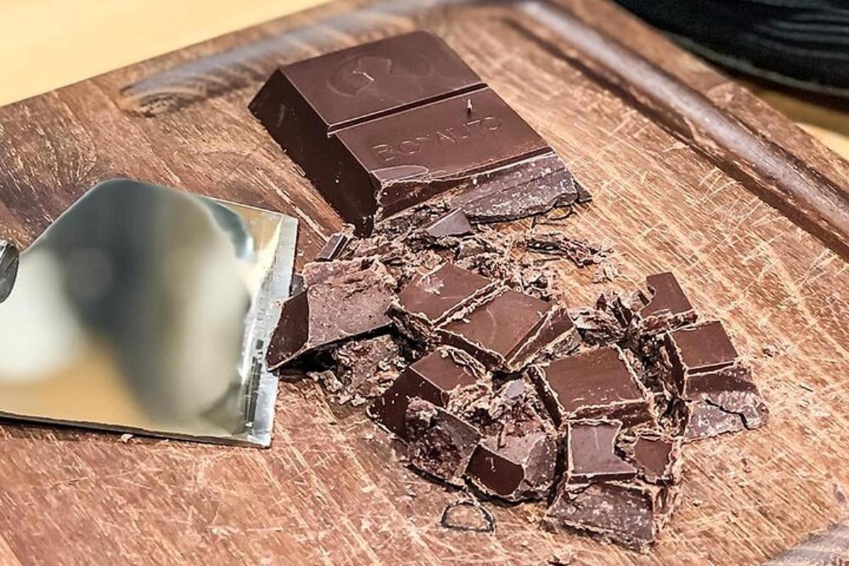 en trasig chokladkaka på en skärbräda