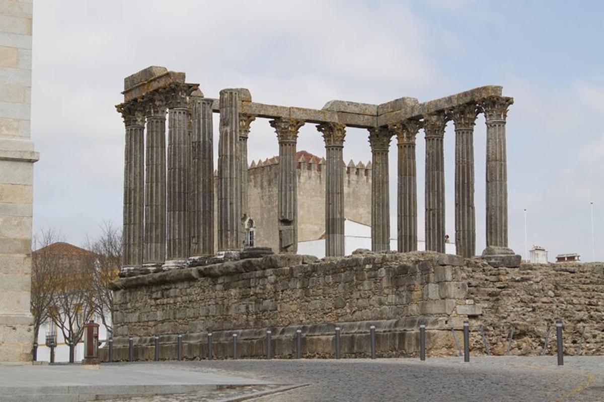 Un edificio antiguo con columnas en frente de un edificio.