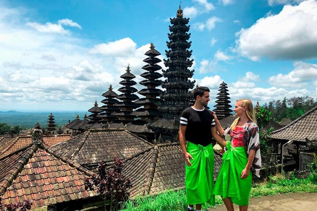 seorang lelaki dan seorang wanita berdiri di hadapan pagoda