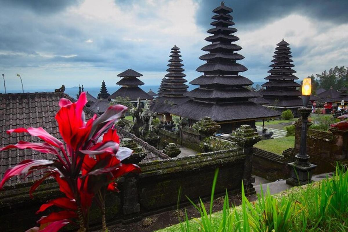 sekumpulan bangunan pagoda dengan bunga merah