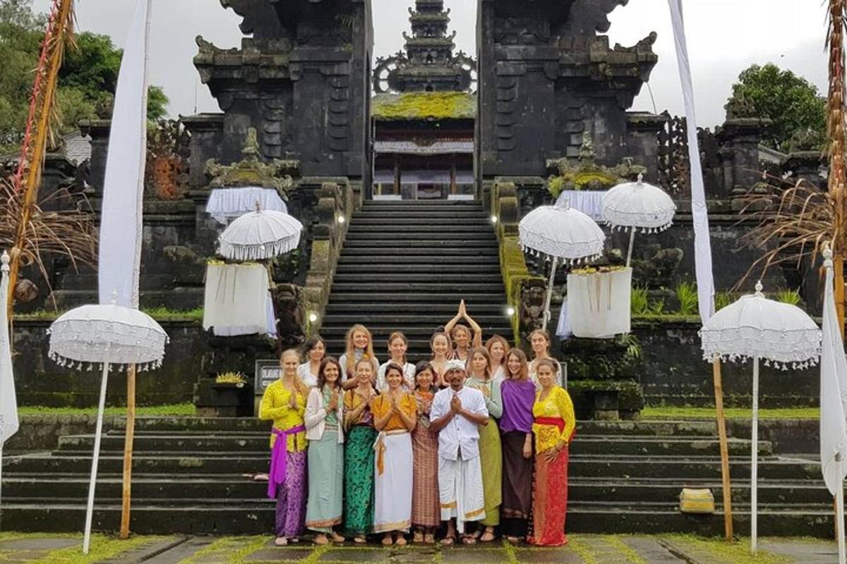 eine Gruppe von Kindern posiert vor einem Tempel