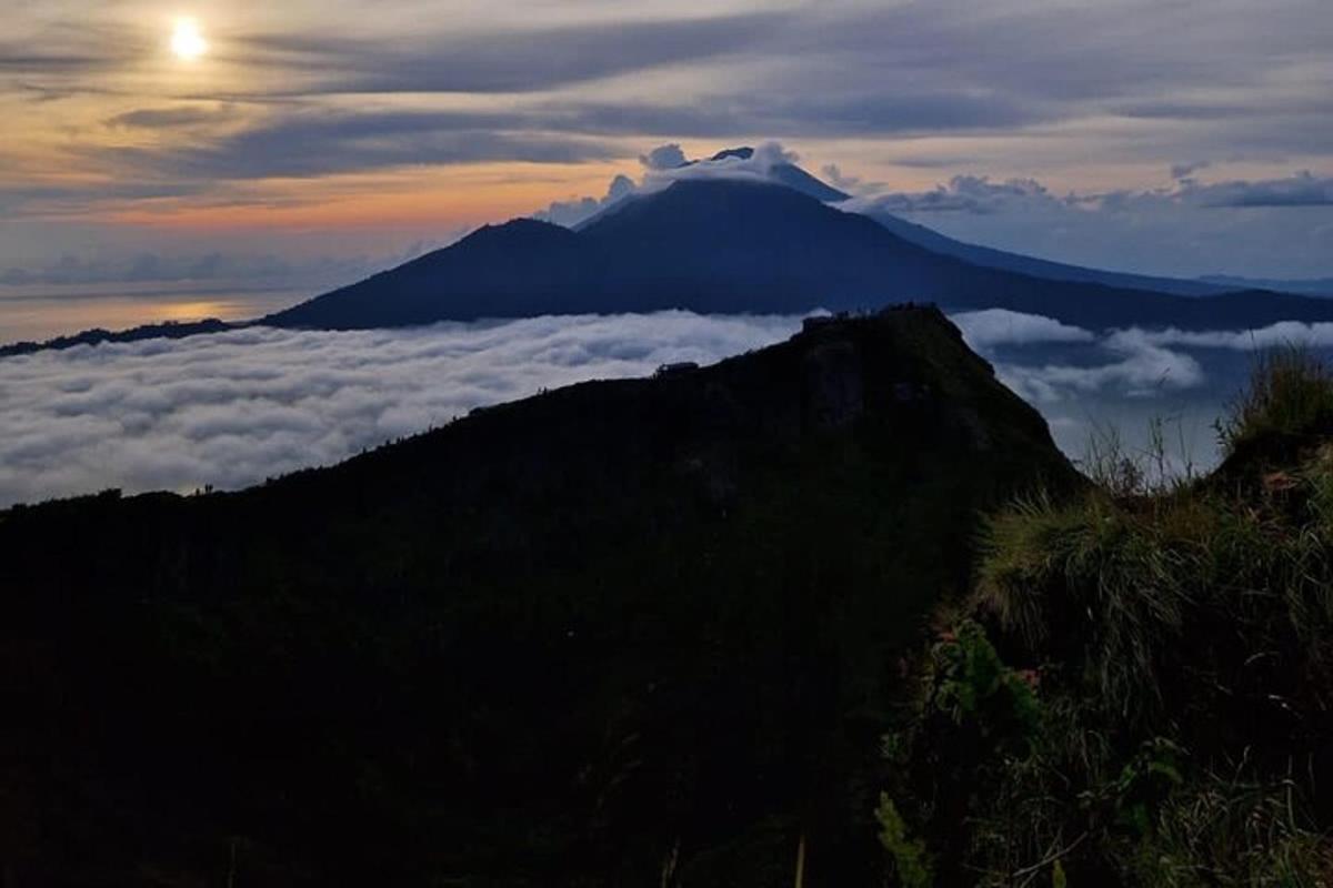 ein Blick auf einen Berg mit einer Wolkenschicht