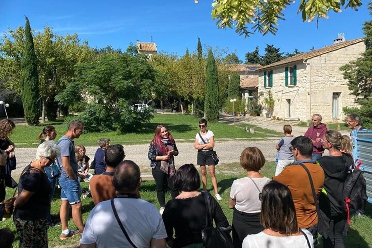 un grup de persones dempeus davant d'una multitud