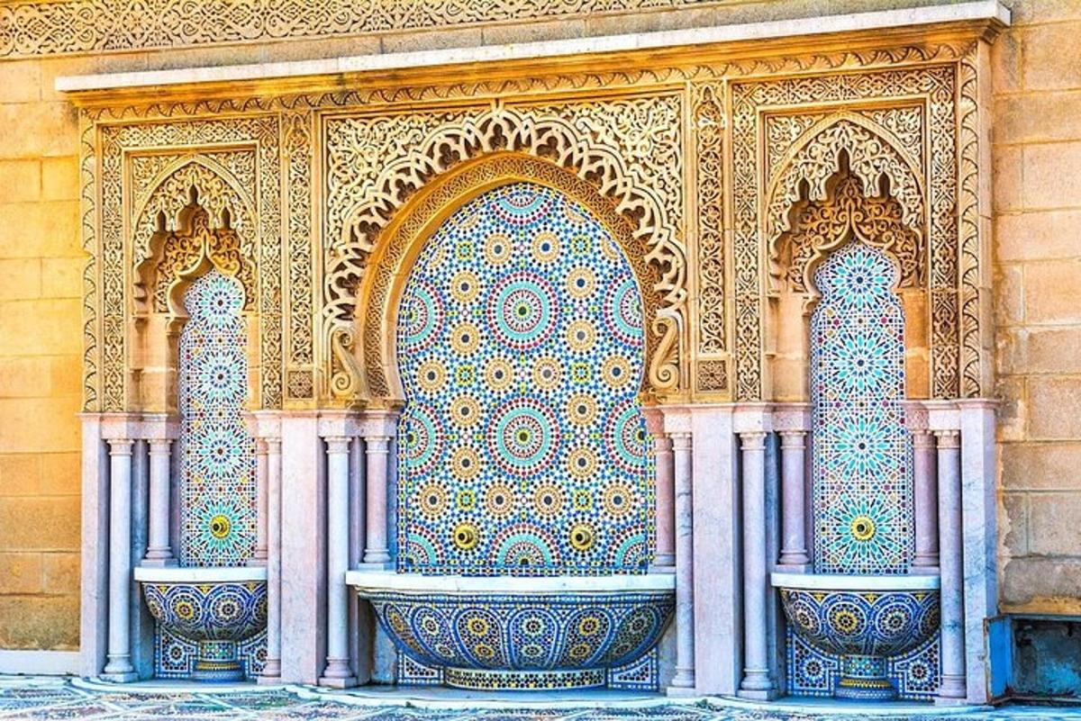 un edifici amb una gran font al davant