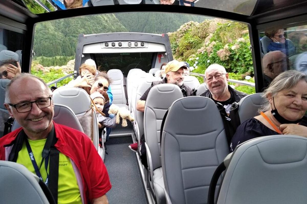 un grup de persones que viatgen en autobús