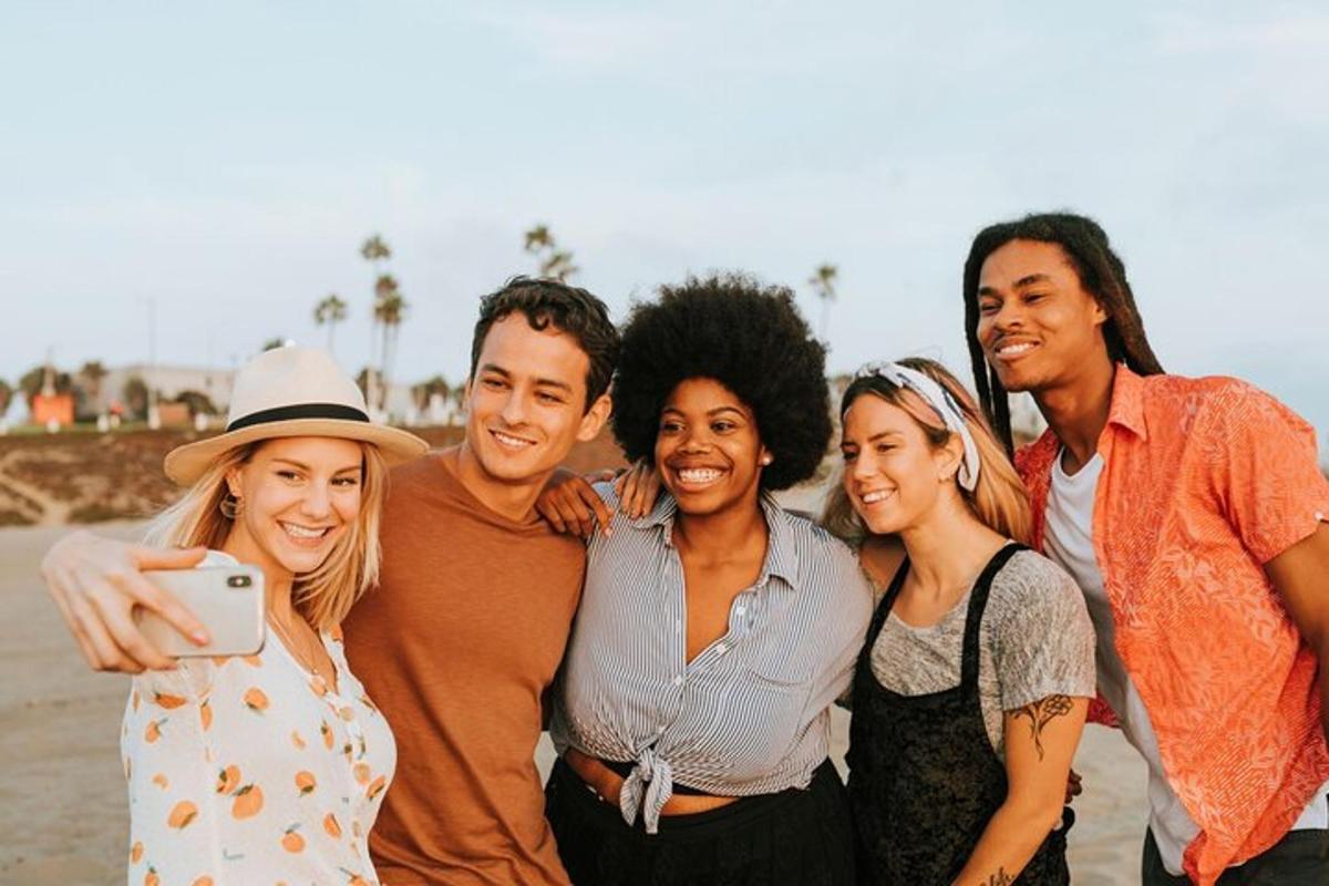 un gruppo di persone in posa per una foto sulla spiaggia