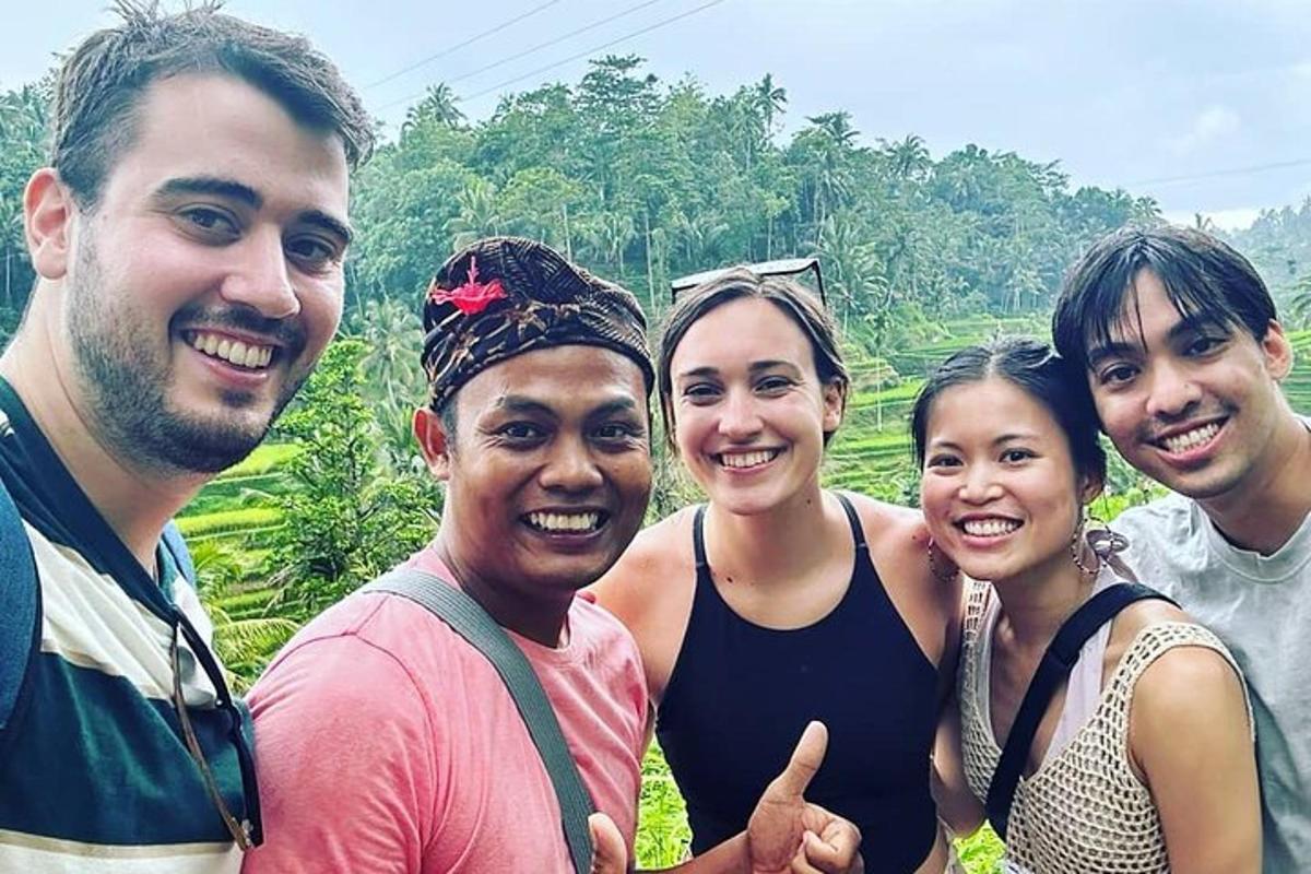 sekumpulan orang bergambar