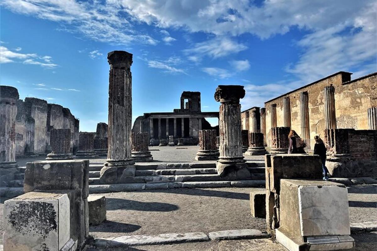 un grupo de columnas en las ruinas de un edificio