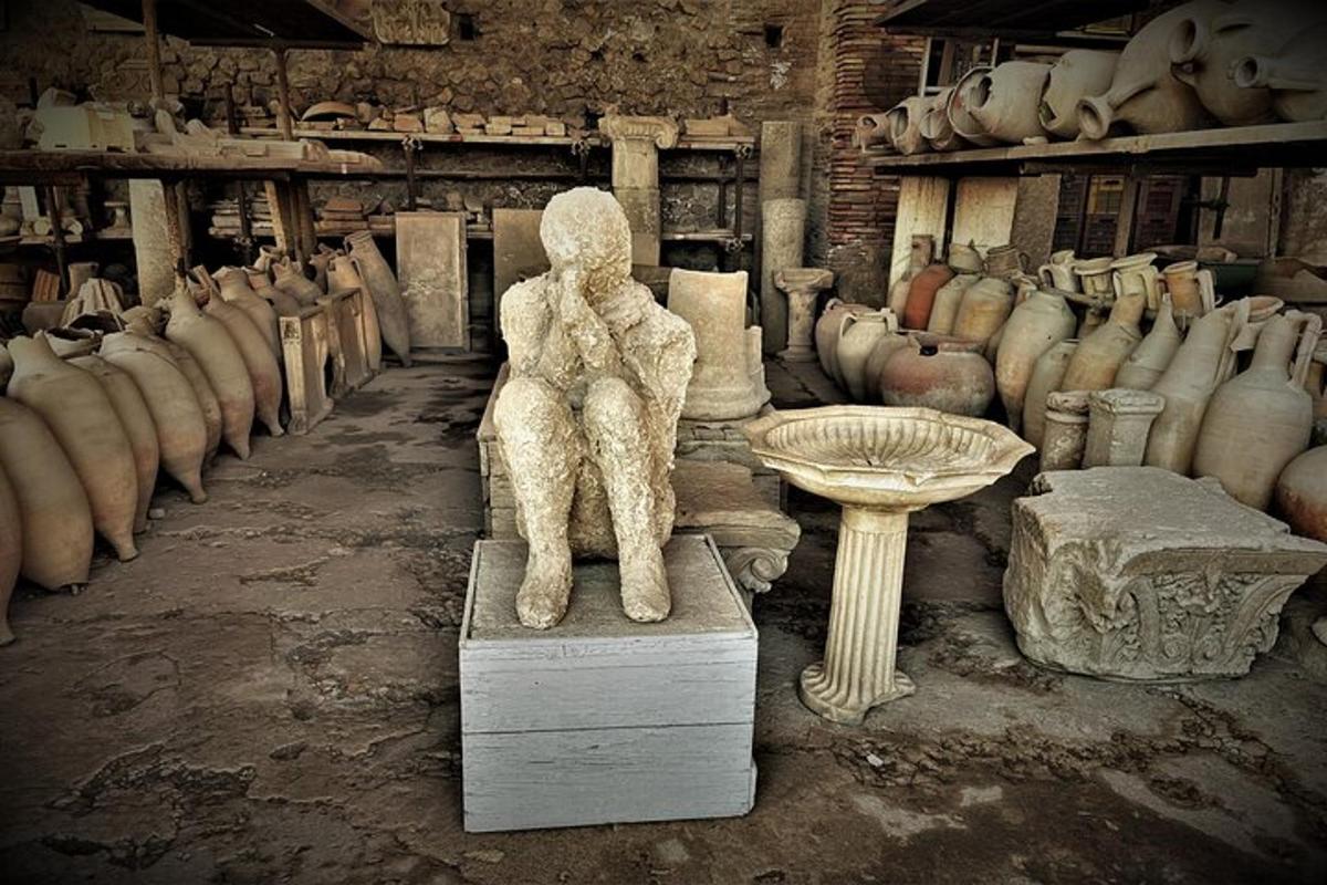 uma estátua de um urso sentado sobre uma mesa em uma sala com vasos