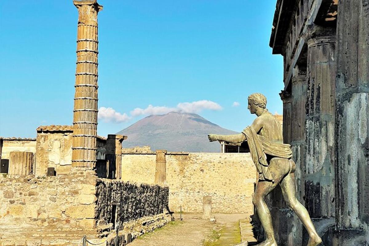 uma estátua de um homem encostado em um prédio