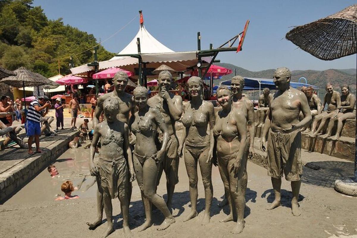 Un grupo de hombres de pie en la arena de la playa.