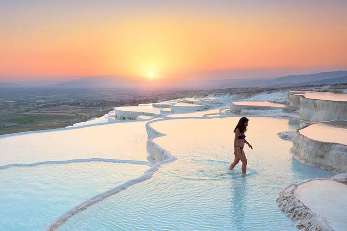 una donna che cammina nella piscina blu della laguna blu
