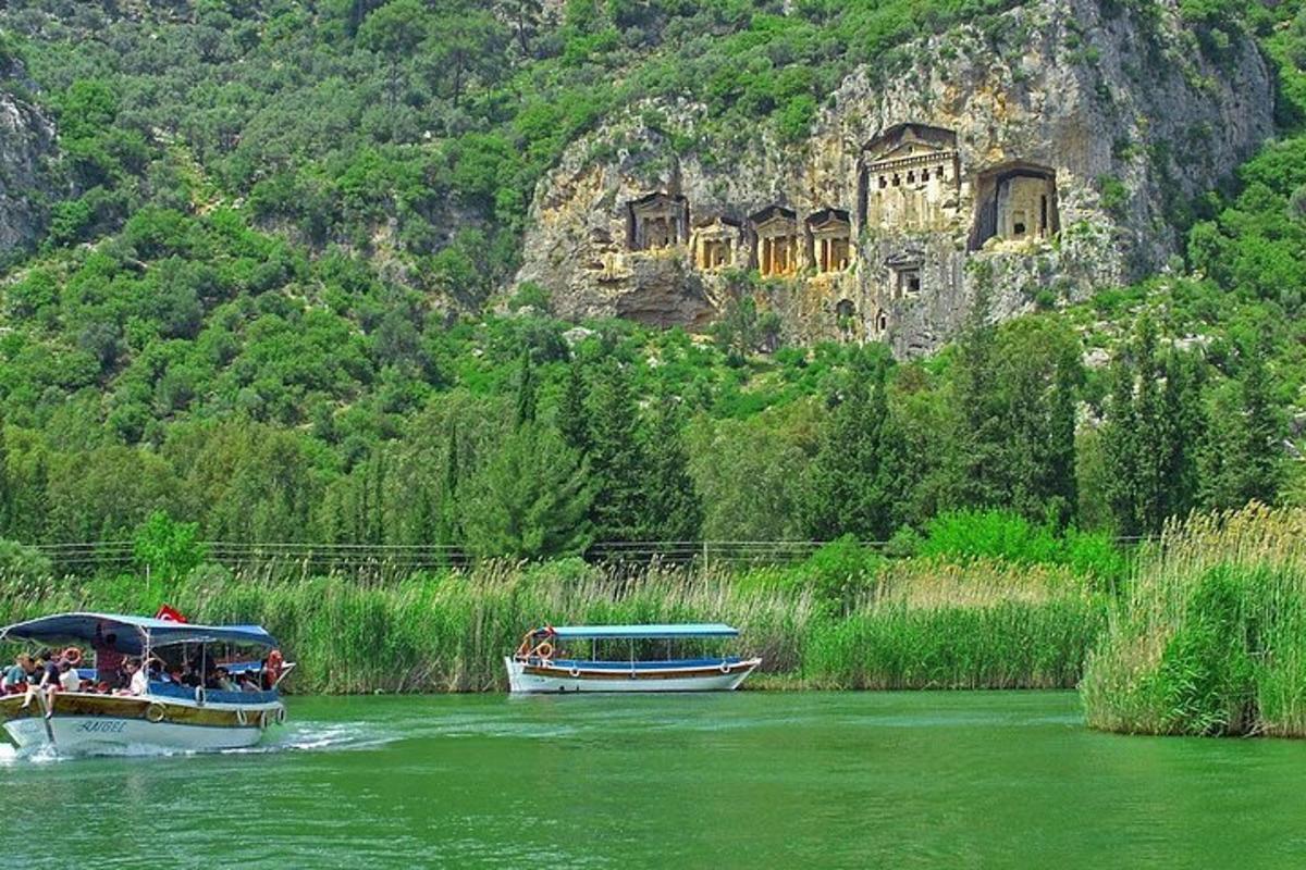 Dos barcos en un río con un castillo al fondo