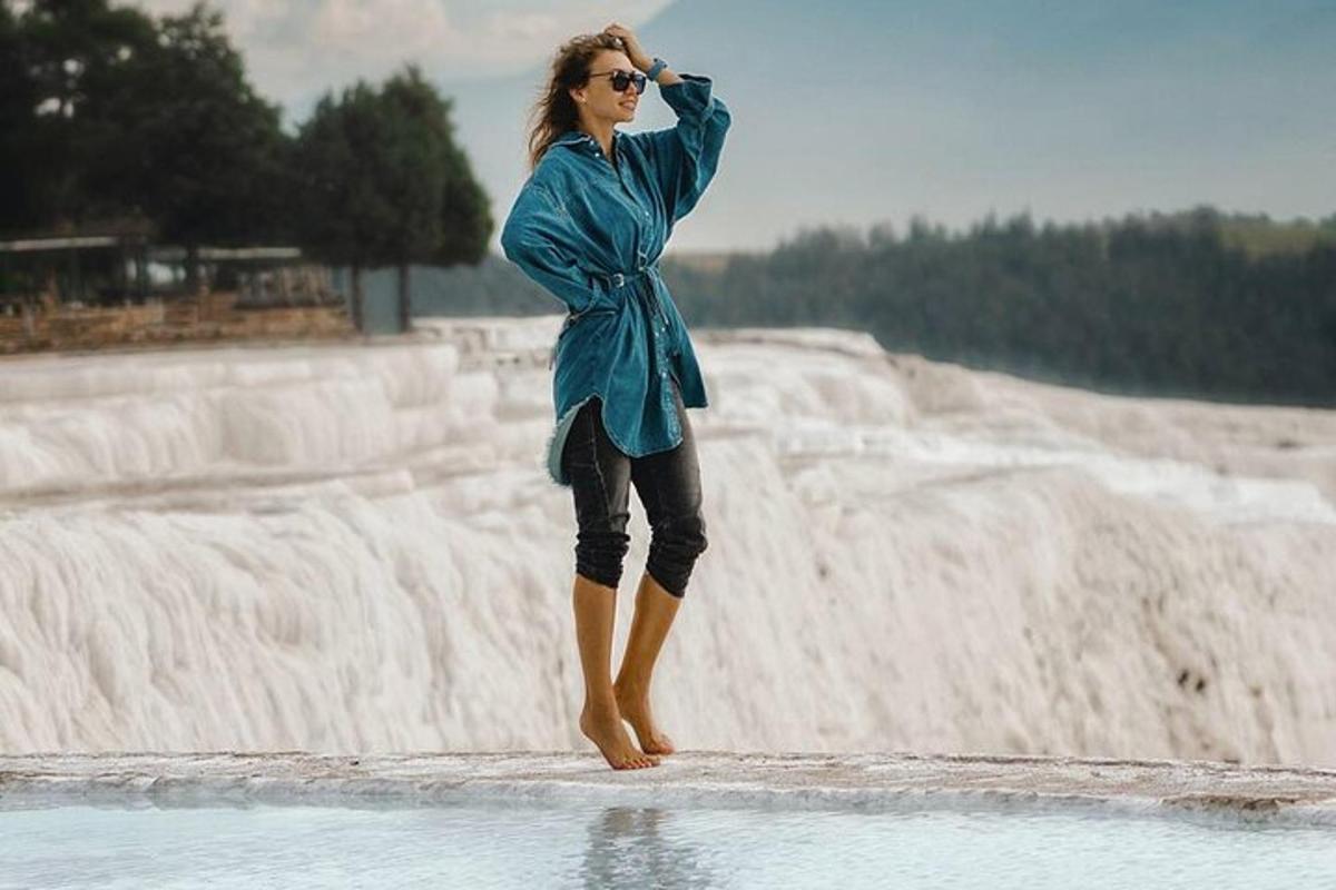 una donna che si scatta una foto in acqua
