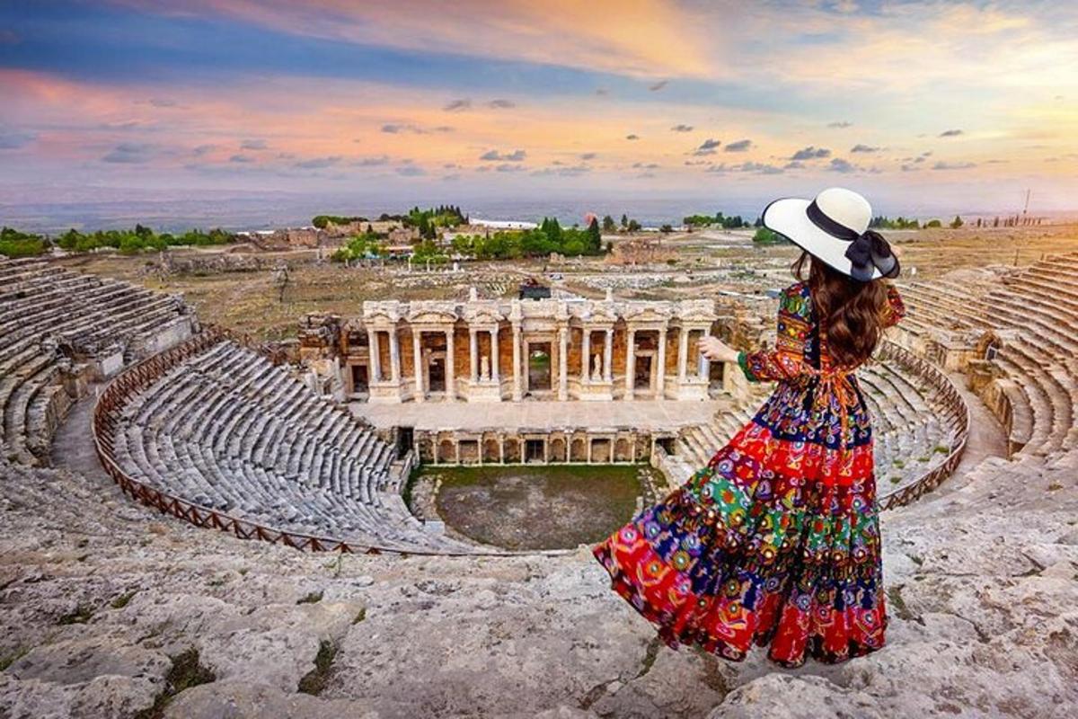 una donna in un abito colorato in piedi in un anfiteatro