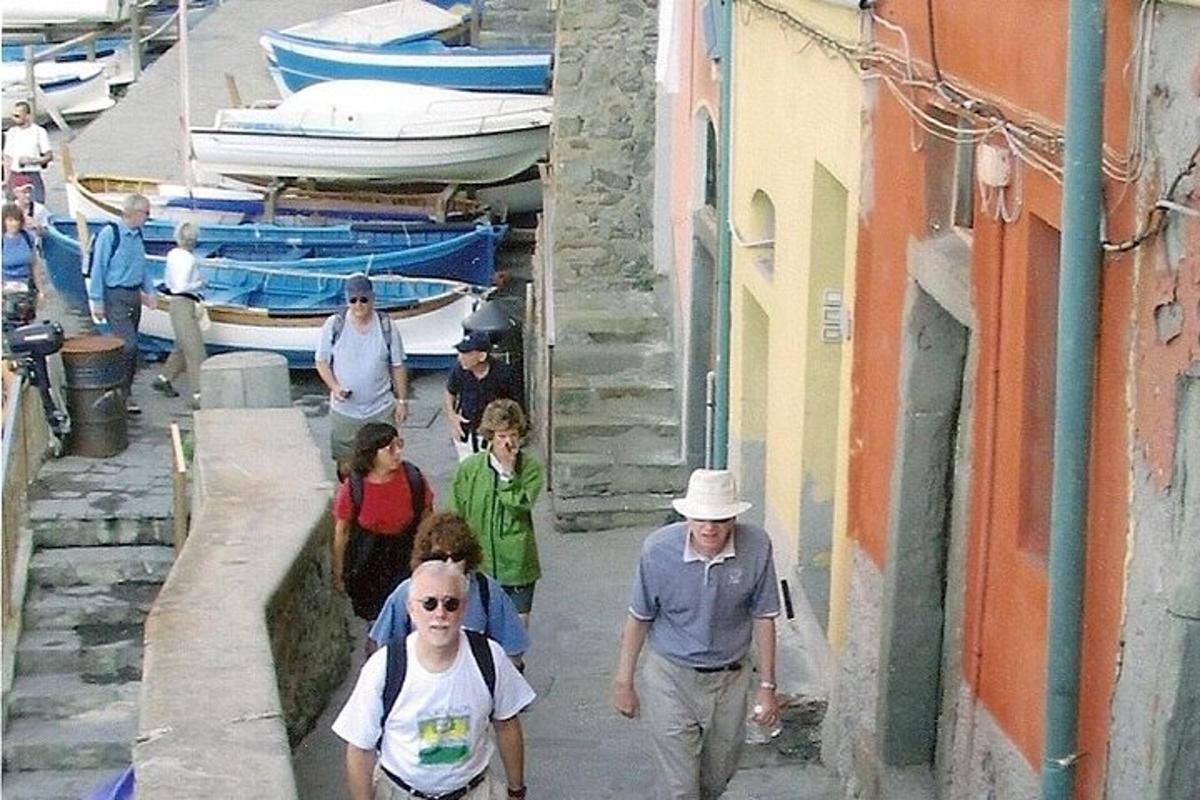 skupina ljudi, ki hodijo po ulici s čolni