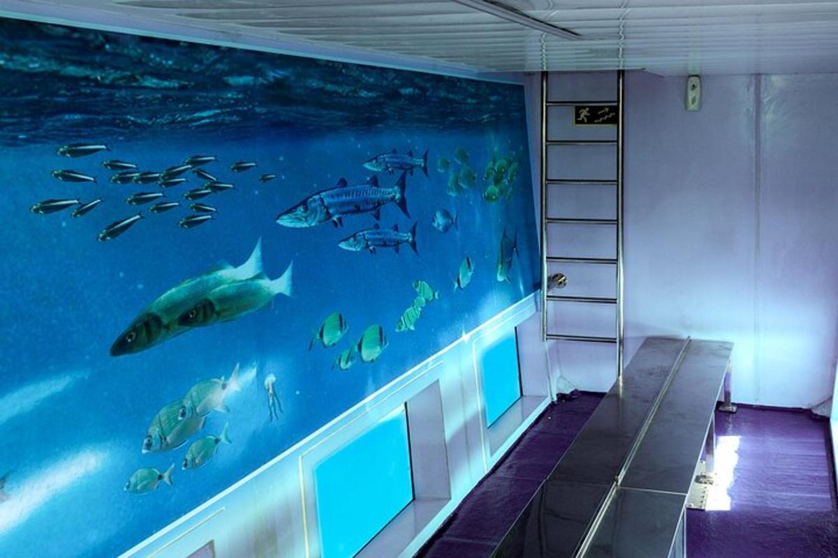 Una habitación con un gran acuario con peces.
