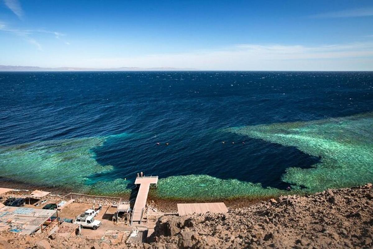 una vista aèria de l'oceà amb una creu a l'aigua