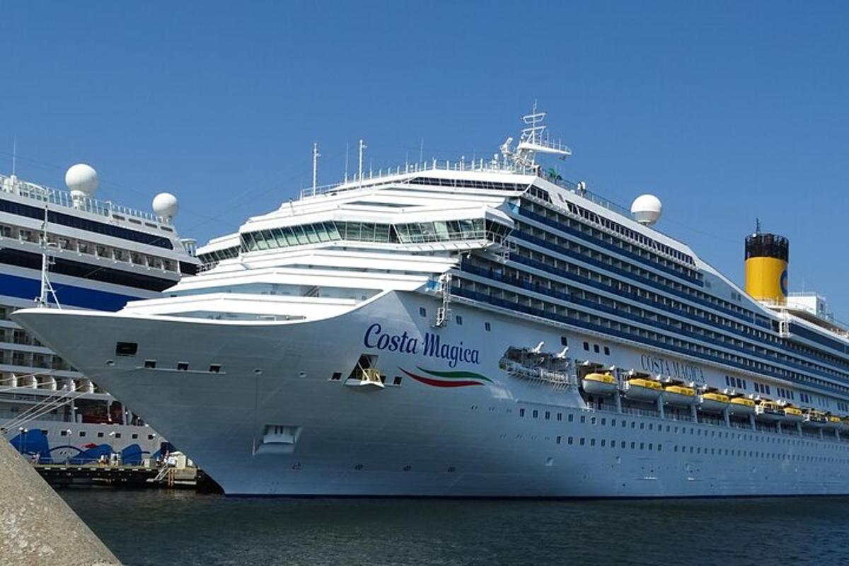 Un crucero está atracado en el agua