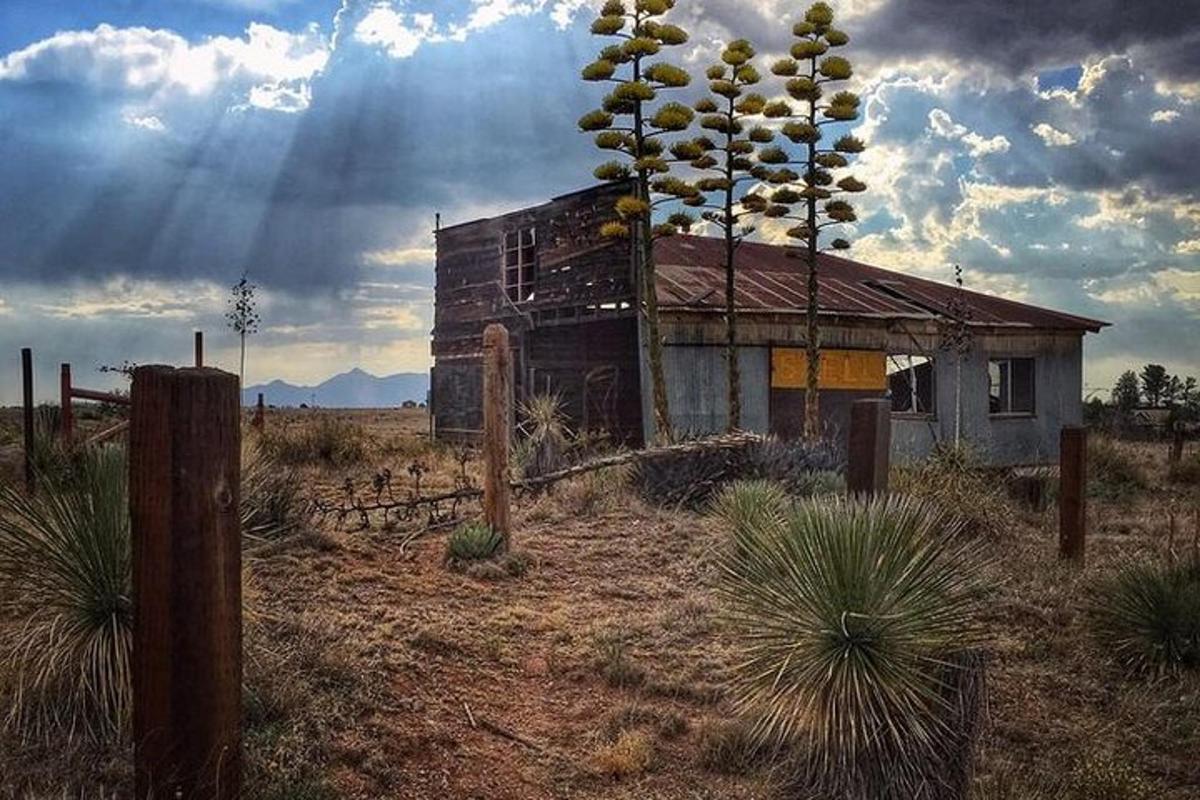an old building in the middle of a field
