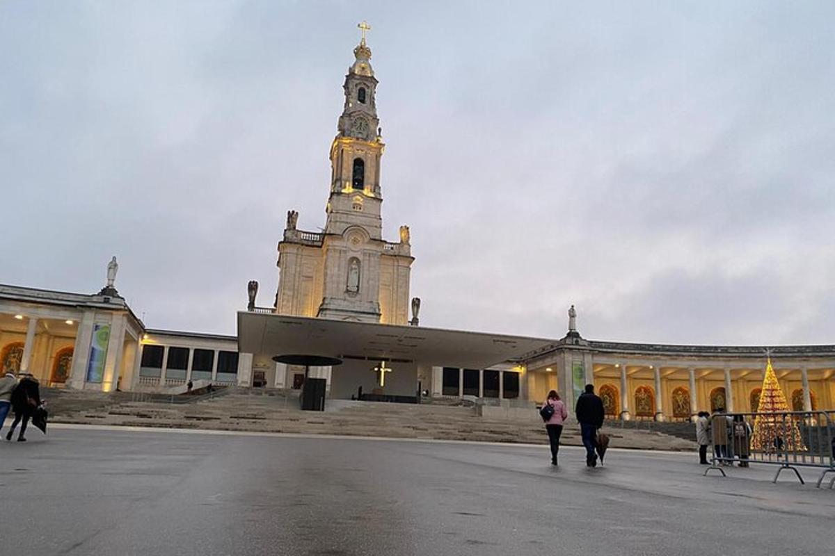 um grande edifício com uma torre do relógio no topo