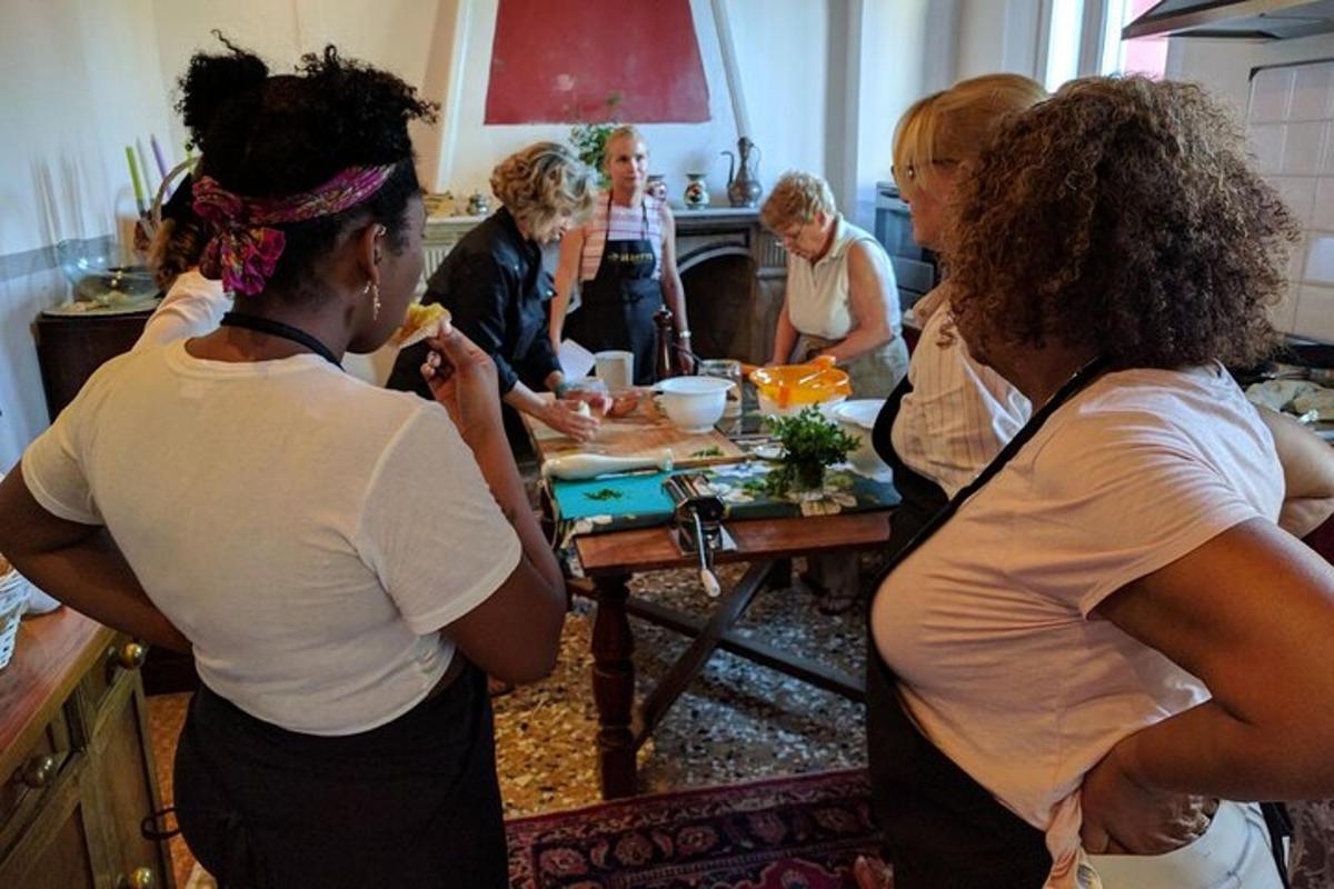 een groep vrouwen die rond een tafel in een keuken staan