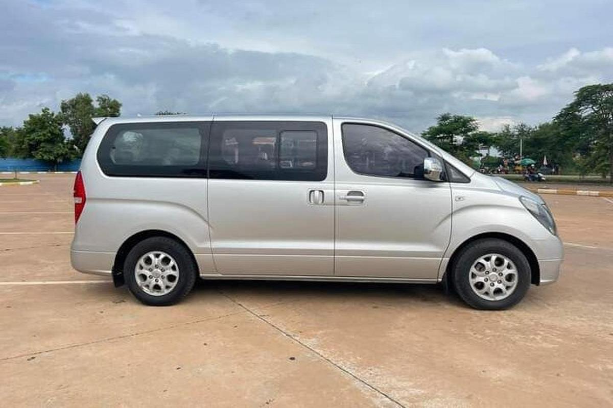 sebuah van perak diletakkan di tempat letak kereta