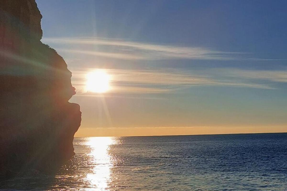 západ slunce nad oceánem se sluncem na obloze