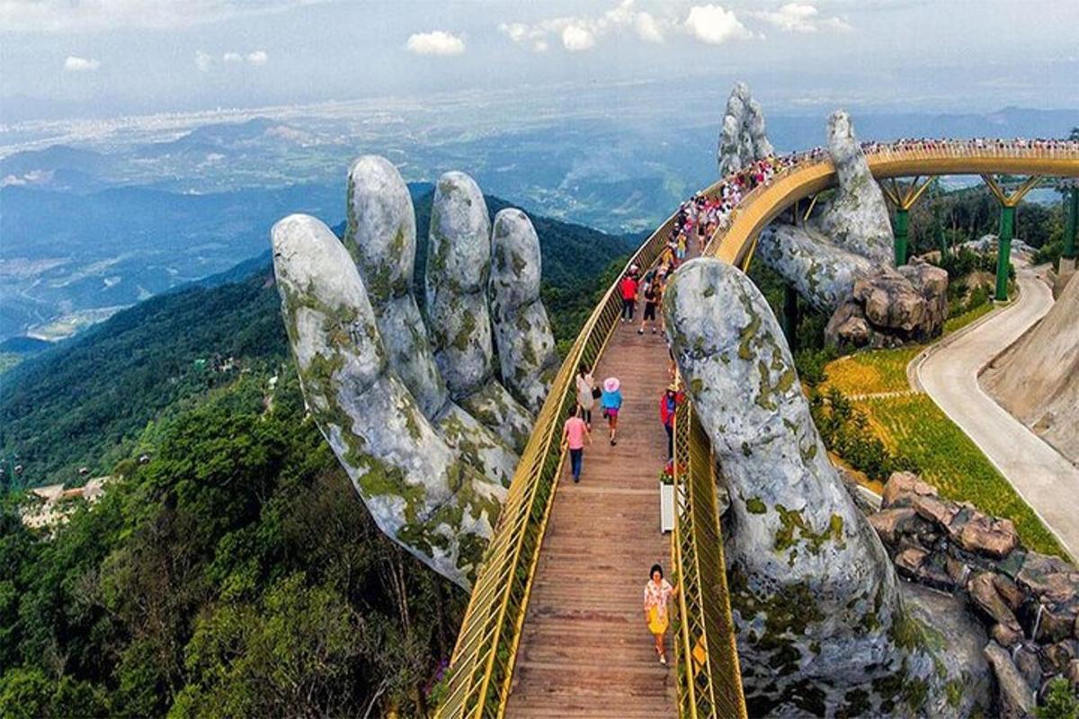 een brug met een gigantische hand op de top van een berg