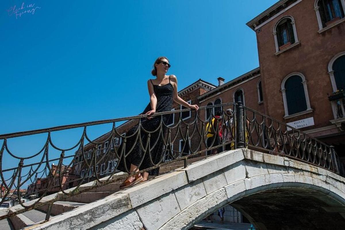 una donna in abito in piedi su un ponte