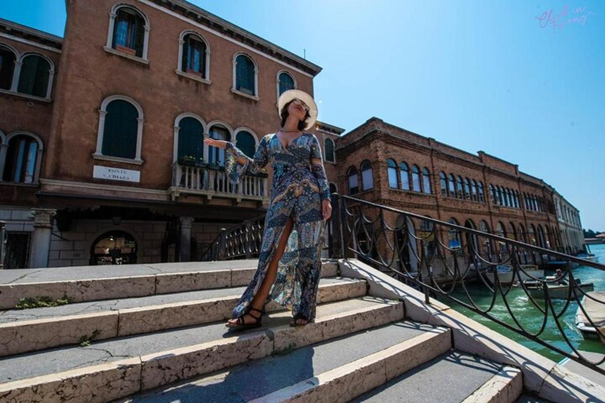 una donna in piedi su alcune scale di fronte a un edificio