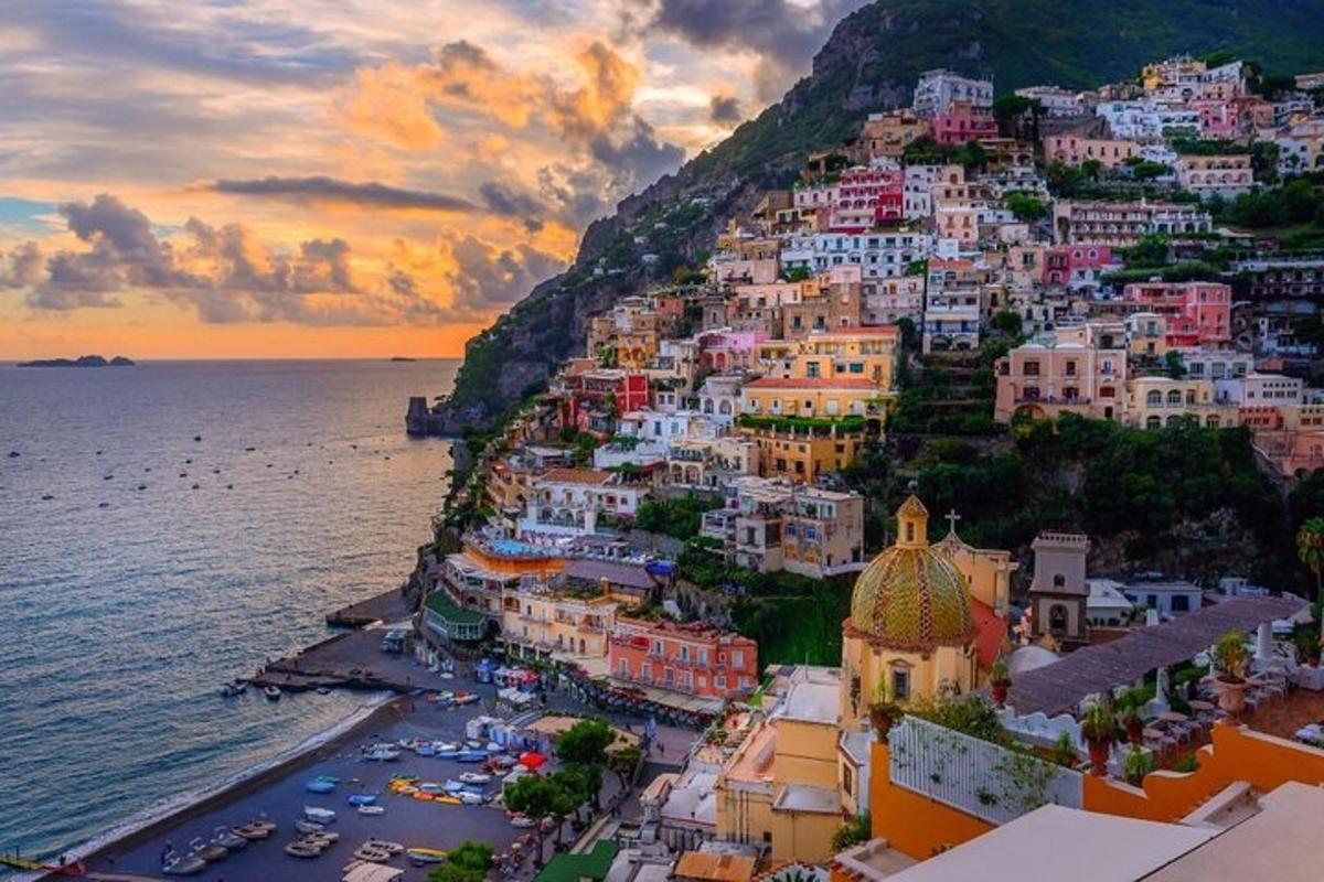 un gruppo di edifici su una collina vicino all'oceano