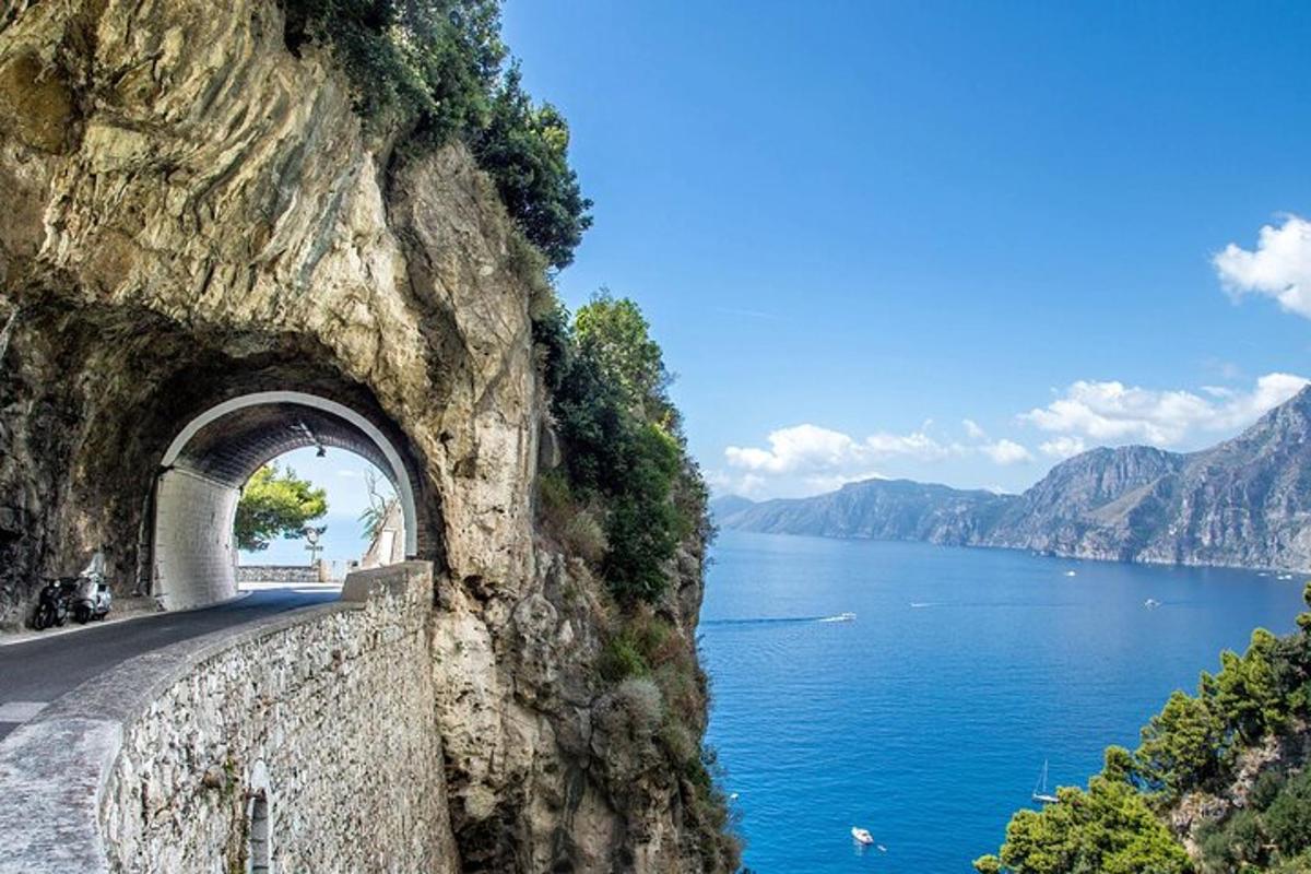 una strada su una montagna accanto a uno specchio d'acqua