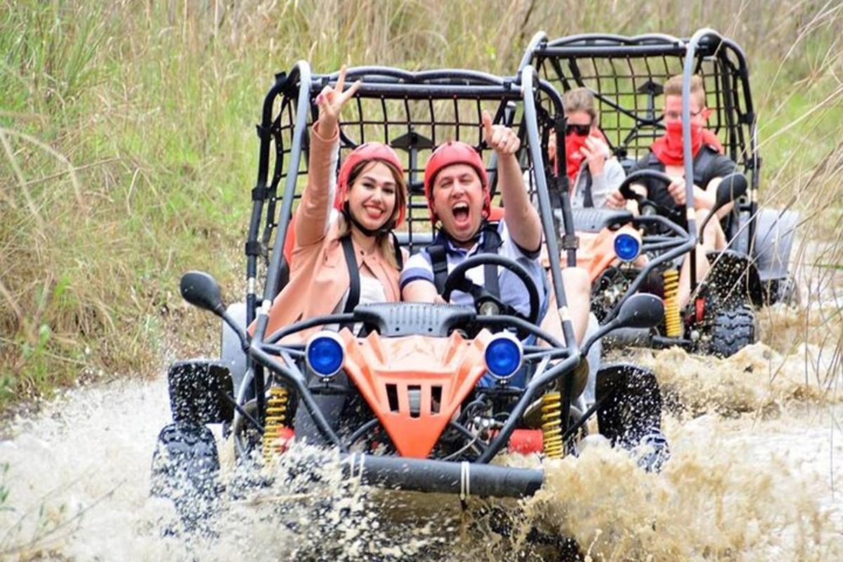 un groupe de personnes sur un quad dans l'eau