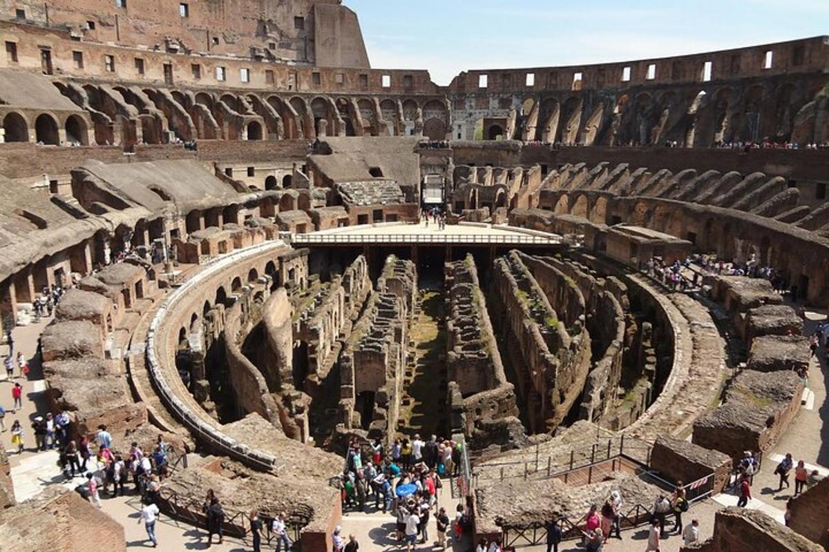 isang malaking amphitheater na maraming tao